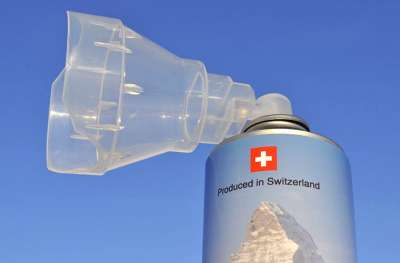 Швейцарский стартап организовал продажу чистого воздуха в баллонах. Целевая аудитория — люди, живущие в городах с неважной экологической обстановкой. Аэрозоли Alpine Air появились в продаже на прошлой неделе.