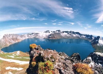 Божественное озеро, вулкан Пэктусан, Китай, Северная Корея. Божественное озеро - это кратерное озеро на границе Китая и КНДР. 