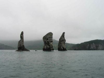 Скалы Три Брата - это памятник природы Камчатки; достопримечательность, часто посещаемая туристами. 