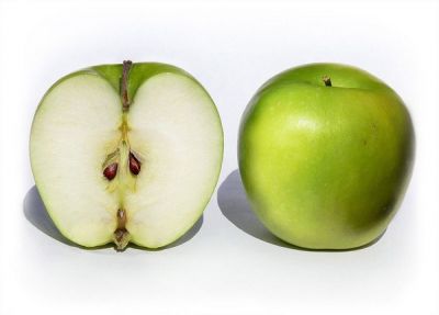 Семена яблок так же, как вишня и миндаль содержат цианид в небольших дозах. 