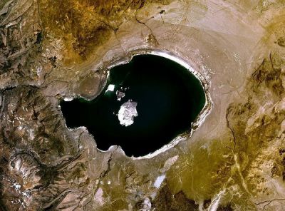 На июль 2012 года озеро Моно достигло высоты 1945 м над уровнем моря, но из-за частых засух в регионе достичь этой цели все сложнее.