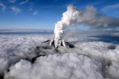 Неожиданное извержение вулкана началось 27 сентября 2014 года. Оно сопровождалось мощными выбросами токсичных газов.