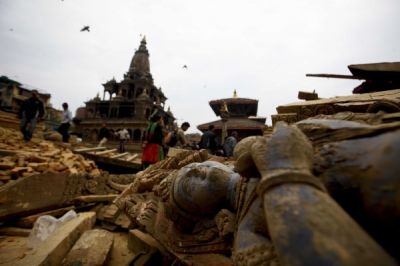 Разрушенная в результате землетрясения статуя, Катманду, 26 апреля 2015 года.
