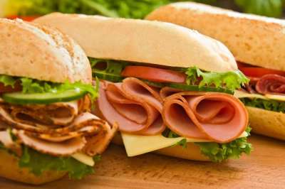 Исследователи подсчитали, что производство сэндвичей в Великобритании ежегодно приводит к выделению в атмосферу количества углекислого газа, сопоставимого с выбросами 8,6 миллиона автомобилей.
