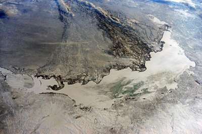 Фотографию озера Балхаш сделал российский космонавт Антон Шкаплеров, работающий в настоящее время на МКС. Фото instagram.com/anton_astrey