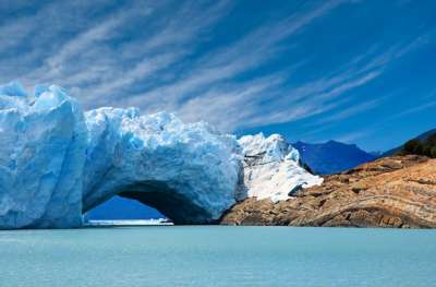 Ледяной мост, который был частью ледника на краю Аргентины обрушился глубокой ночью, сорвав планы тысяч туристов, которые надеялись собственными глазами увидеть феномен.