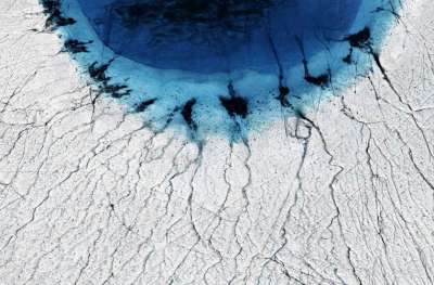 Ученые обнаружили новую угрозу стабильности ледяного покрова — цепь временных озер, которые постепенно сливаются, вызывая опасную «цепную реакцию».