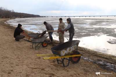 Рабочие убирают мазут с пляжа на Санаторной. Фото: Мария Бородина, ИА PrimaMedia