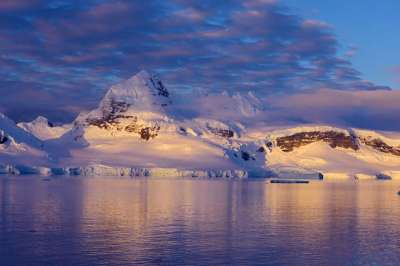 Закат в Антарктиде. © K Ireland | Shutterstock