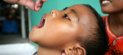Трехлетний мальчик из Кирибати получает дозу витамина А в виде капель. Фото ЮНИСЕФ