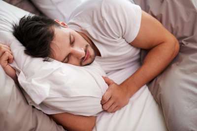 Ученые обнаружили связь между длиной сна в выходные дни и риском ранней смерти у людей младше 65 лет.