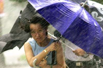 Китайцы обещают ливни даже засушливым районам. Фото: AP
