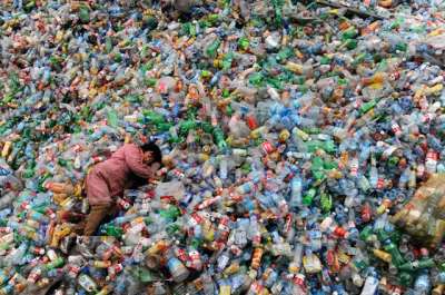Пластика на планете столько, что земли не видно. © / Reuters