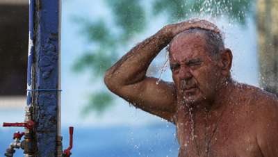Мужчина во время жары © AP Photo / Yorgos Karahalis