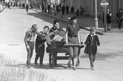 Школьники собирают металлолом. 1969 г. © / Май Начинкин /	РИА Новости
