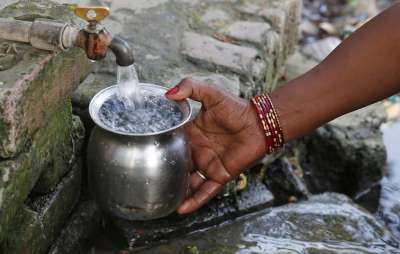 Экологичная водоочистная станция способна производить до 100 тыс. л питьевой воды ежедневно © AP Photo/Rajesh Kumar Singh