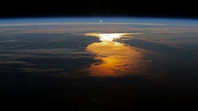С высоты полета МКС астронавты видели ранний восход солнца, который произошел в 4:41 утра над заливом Гус-Бэй. Однако для тех, кто находится на Земле в Массачусетсе, прямо под МКС, солнце взойдет только в 5:20 утра.