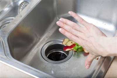 Значительная доля отходов и основная причина запаха на свалках — это пищевые отходы. 