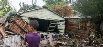 Семилетний мальчик среди обломков разрушенного ураганом дома в Доминиканской Республике, 2017 год. Фото ЮНИСЕФ