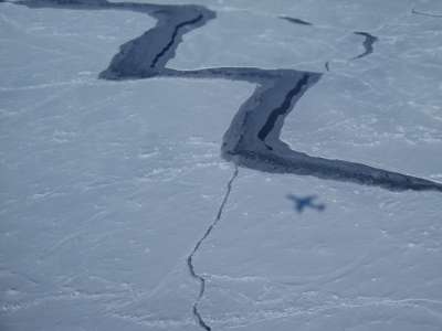 Исследуя шельфовый ледник Росса в Антарктиде, ученые записали его «пение». Фото: Jim Yungel/NASA