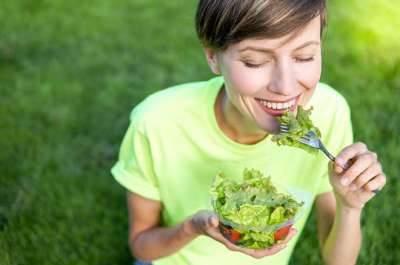Что касается диет, то здесь главной целью должно быть приучить и убедить людей в пользе здорового питания. Илюстация SunCity | Shutterstock