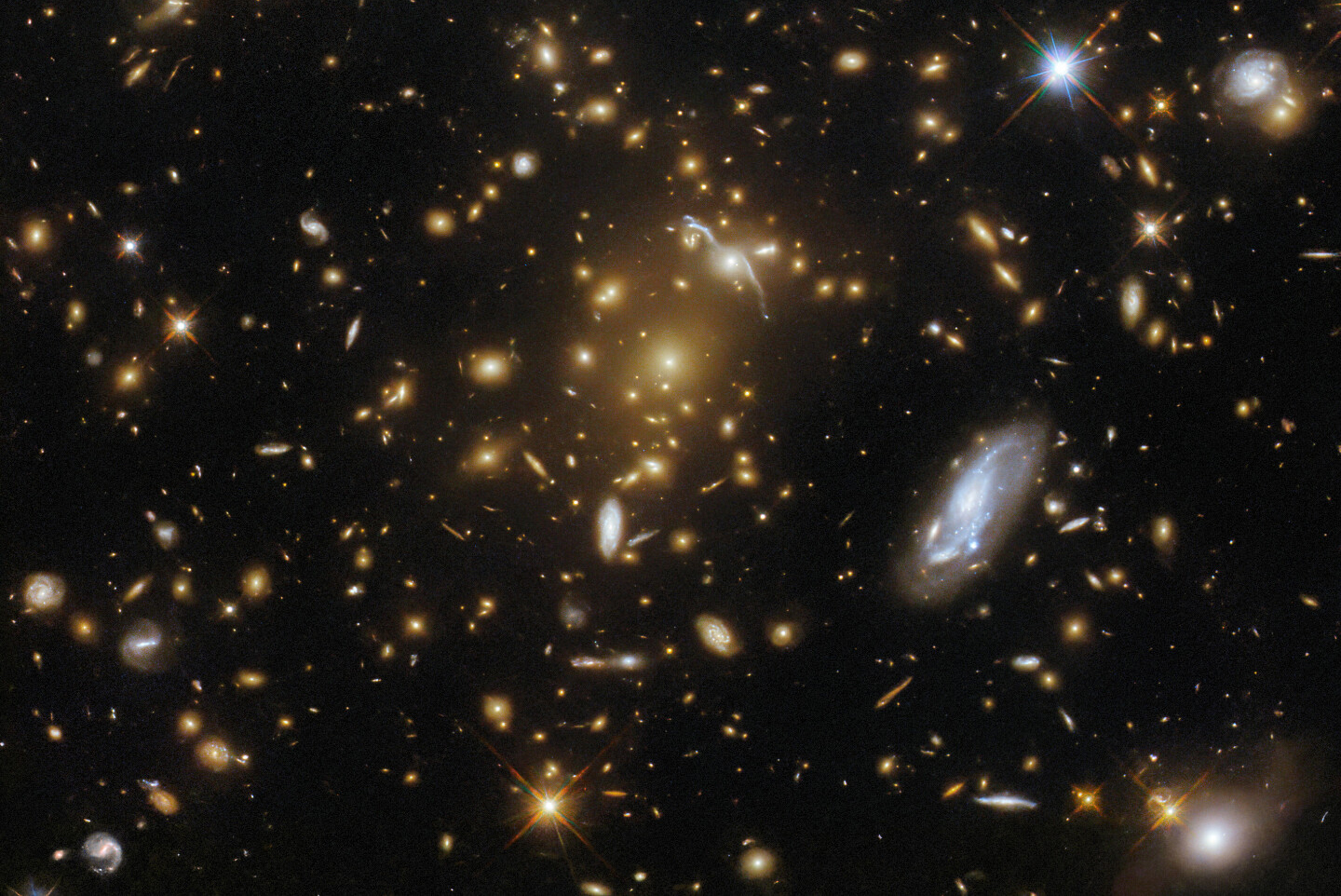Телескоп «Хаббл» иной раз дает фору более современным аппаратам — огромное скопление галактик почти в 9 млрд световых лет от Земли. Фото: ESA/Hubble & NASA, H. Ebeling