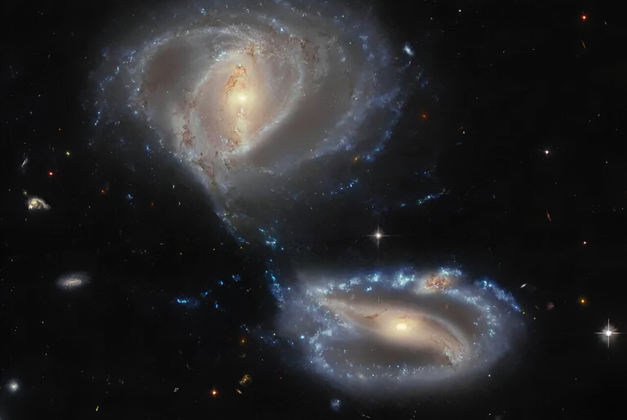 Три «семейные» галактики в 500 млн световых лет от Земли в созвездии Тукана — очередной . Фото: ESA/Hubble and NASA, J. Dalcanton, Dark Energy Survey/DOE/FNAL/NOIRLab/NSF/AURA; Acknowledgement: L. Shatz