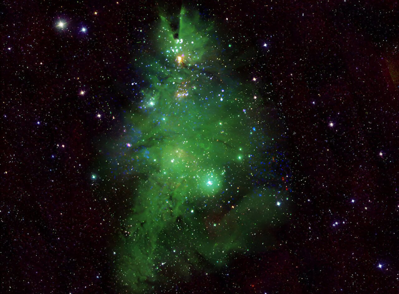 Ну и в завершении топа — «новогоднее» фото звездного скопления Снежинки в 2400-2600 световых лет от Земли, обсерваторией «Чандра». Фото: NASA