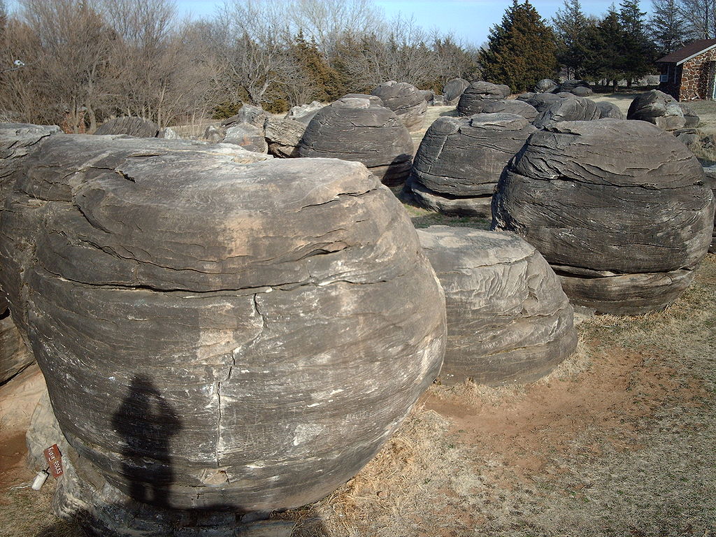 В парке Рок-Сити недалеко от Миннеаполиса, шт. Канзас, сферические конкреции общим числом около 200 штук и диаметром от 3 до 6 метров оказались собраны на участке 500 на 40 метров. Они, правда, заметно деформированы эрозией

Фото: Nationalparks / Wikimedia Commons.