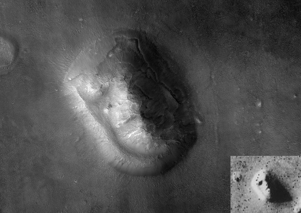 Фото того же объекта, сделанное с орбиты Марса в 2007 году, в сравнении со снимком Viking 1 в правом нижнем углу. Увы, никаких доказательств рукотворного происхождения образования и никаких следов лица. Фото: NASA, JPL, University of Arizona / Wikimedia Commons.