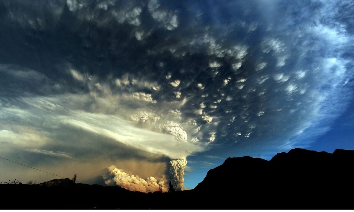Облако пепла поднимается от вулкана Пуеуэ в национальном парке близ Осорно на юге Чили . Фото: Claudio Santana / AFP