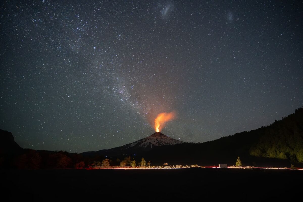 Извержение вулкана Вильяррика на фоне звездного неба в национальном парке в Южных Андах . Фото:  Remke Luitjes / Getty Images