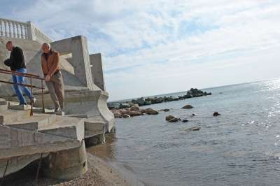 Предприниматели строят искусственные сооружения, чтобы защитить пляжи от размыва. Фото: Сергей Винник/РГ