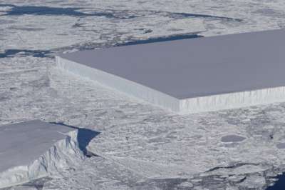 К ноябрю 2018 года айсберг выдвинулся из области осколков и вошел в открытую воду. Фото NASA/Jeremy Harbeck