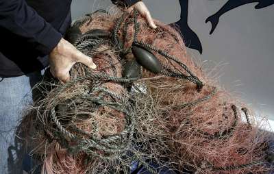 По данным ООН, 10% всего мусора в Мировом океане составляют бесхозные орудия лова. Иллюстрация AP Photo/Christine Armario