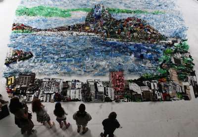 На одном из саммитов ООН в Рио-де-Жанейро была показана инсталляция из переработанного пластика. Фото: Reuters.