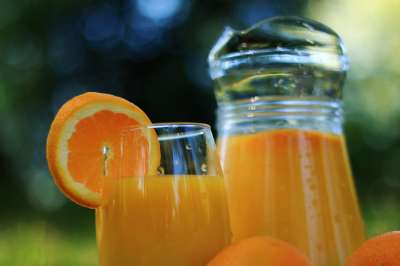 В апельсинах высокое содержание витамина С, каротиноидов и флавоноидов, что, по мнению специалистов, может снизить риски определенных видов рака, сердечно-сосудистых заболеваний и подагры. Причем лучше с этой ролью справится именно апельсиновый сок, а не сами плоды.