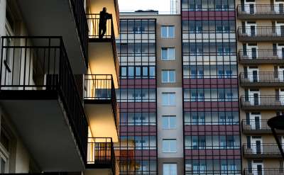 Утвержденные главой правительства поправки запрещают использование «открытого огня» на балконах и лоджиях квартир, комнат в общежитиях и гостиничных номеров. Фото: Сергей Ермохин / ТАСС