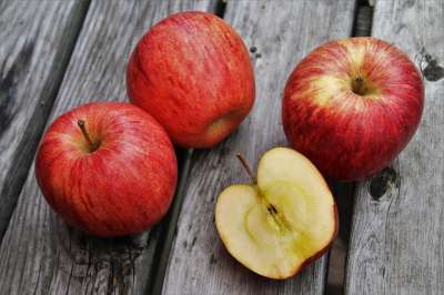 Яблоки нередко называют «плодом здоровья»: в них содержится множество витаминов и антиоксидантов. Однако есть яблоко целиком, с огрызком и косточками, ни в коем случае нельзя.
