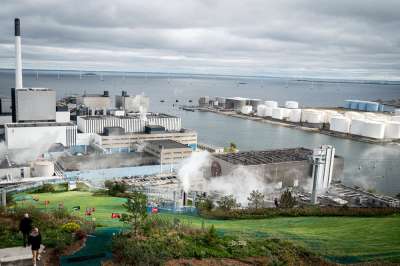 Мусороперерабатывающий завод Copenhill в Дании с горнолыжной трассой на крыше. Идея вошла в ТОП-50 оригинальных инноваций по версии журнала Time. Фото: EPA