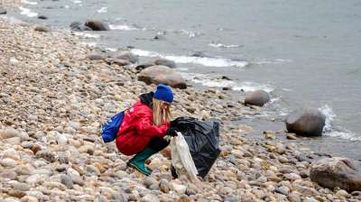 Уборка мусора озеро Байкал. Фото: ТАСС/Владимир Байкальский