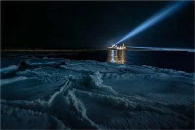 Корабельные навигационные огни проникают на глубину до 200 метров. Фото: Jorgen Berge / Nature.com
