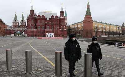 Сотрудники полиции в масках на Манежной площади в Москве. Фото РИА Новости / Алексей Майшев