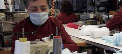Компания по производству одежды TOSP запустила производство медицинских масок для борьбы с распространением коронавируса в Армении. Фото: ЮНИДО/Армения