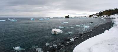 Рекордные температуры, таяние ледников и повышение уровня моря в Антарктике - результат глобального потепления. Фото: ООН/Э.Дебебе