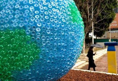 Глобус из пластиковых бутылок