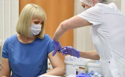 Вакцинация добровольца против COVID-19 в поликлинике № 62 в Москве. Фото: РИА Новости / Владимир Песня