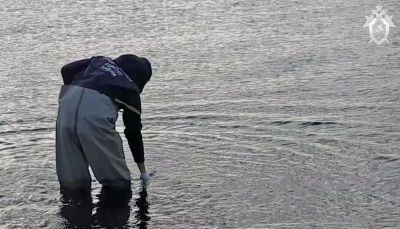 Сотрудник СК РФ на берегу Авачинского залива в Камчатском крае. Скриншот видео СК РФ