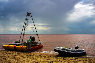 Платформа для бурения на озере Кучук, Алтайский край. Фото: Наталия Рудая/ИАЭТ СО РАН