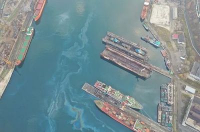 Нефтяное пятно возле Приморского судоремонтного завода в акватории залива Находка. Фото, опубликованное в издании "Восток-Медиа".